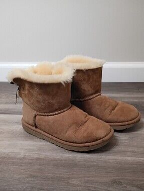 UGG Big Girls Classic Casual Tan Suede Bailey Bow Mini Boots Size 4 Sherpa Lined